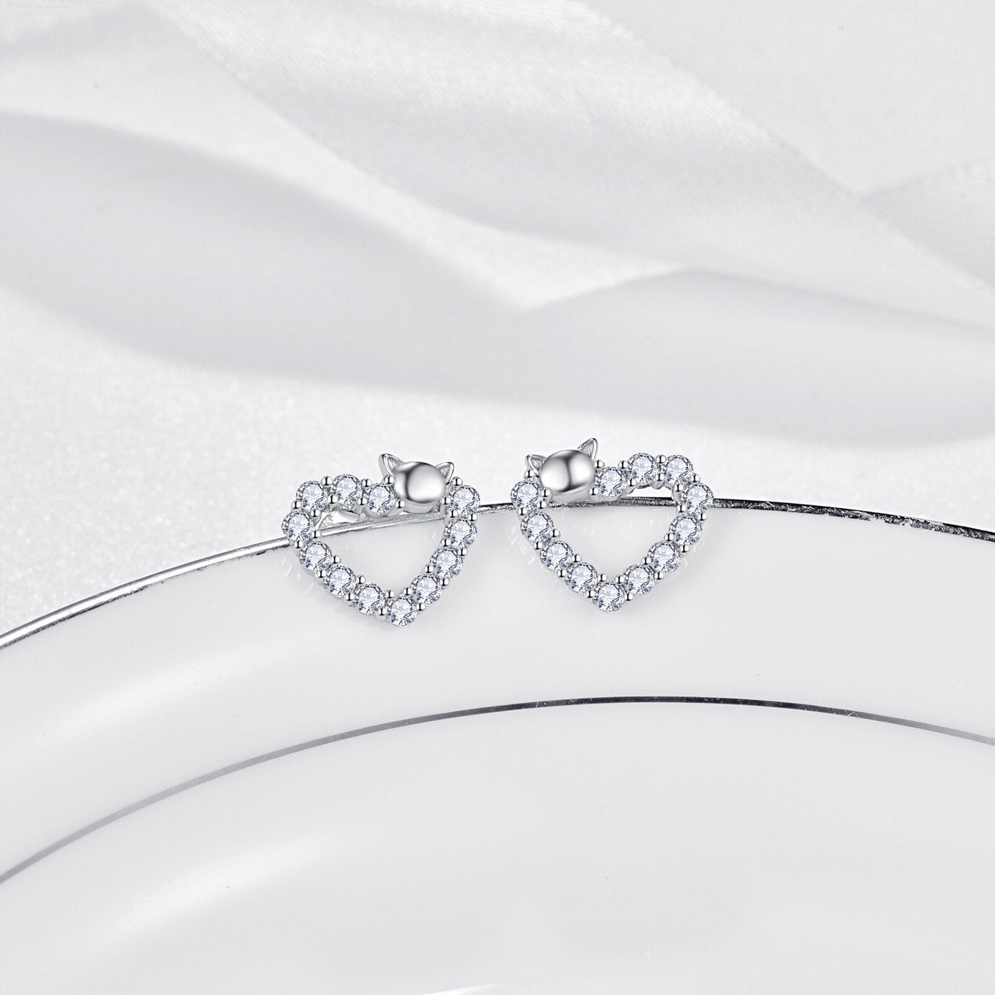 Heart Stud Earrings - Frederika’s favorites 🦊