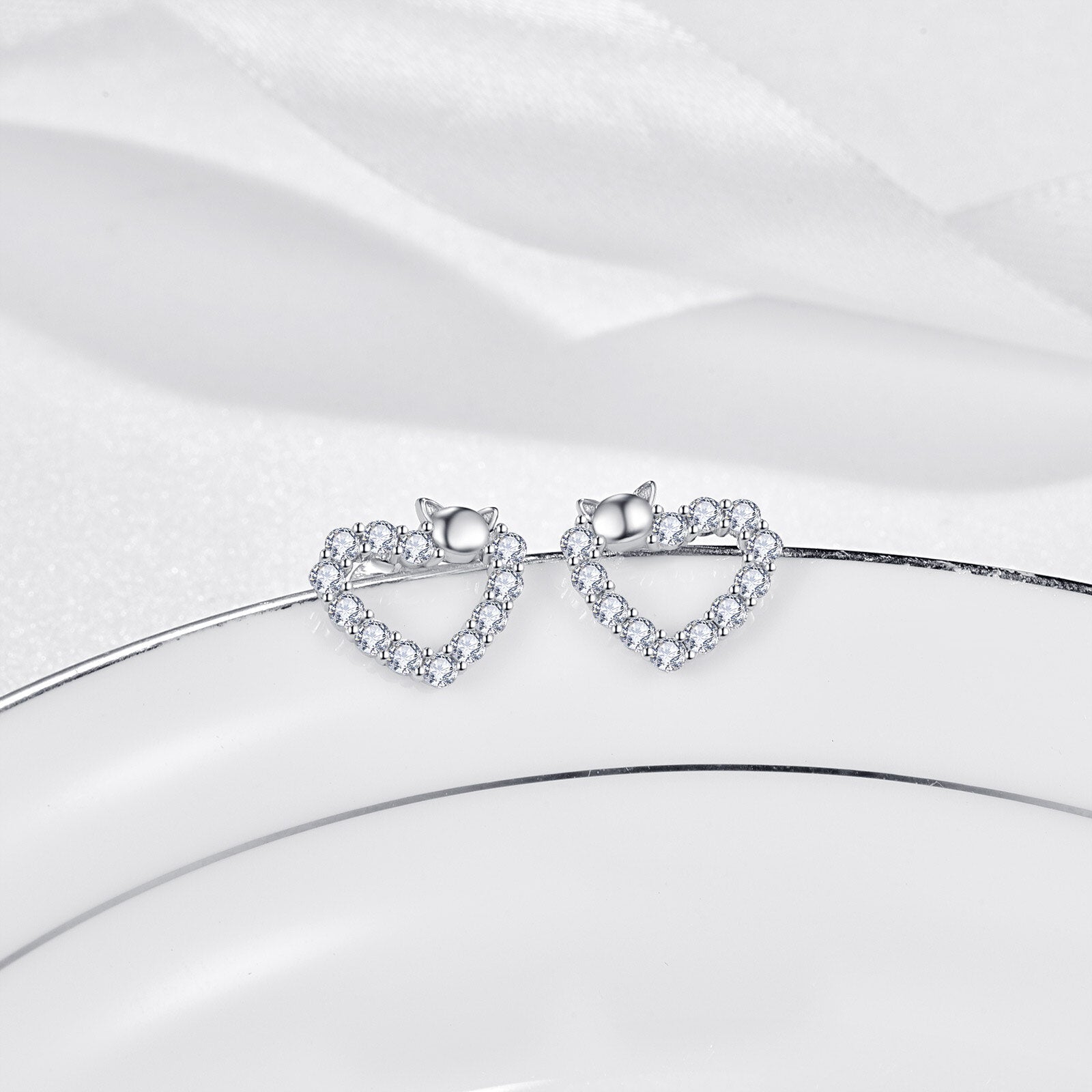 Heart Stud Earrings - Frederika’s favorites 🦊